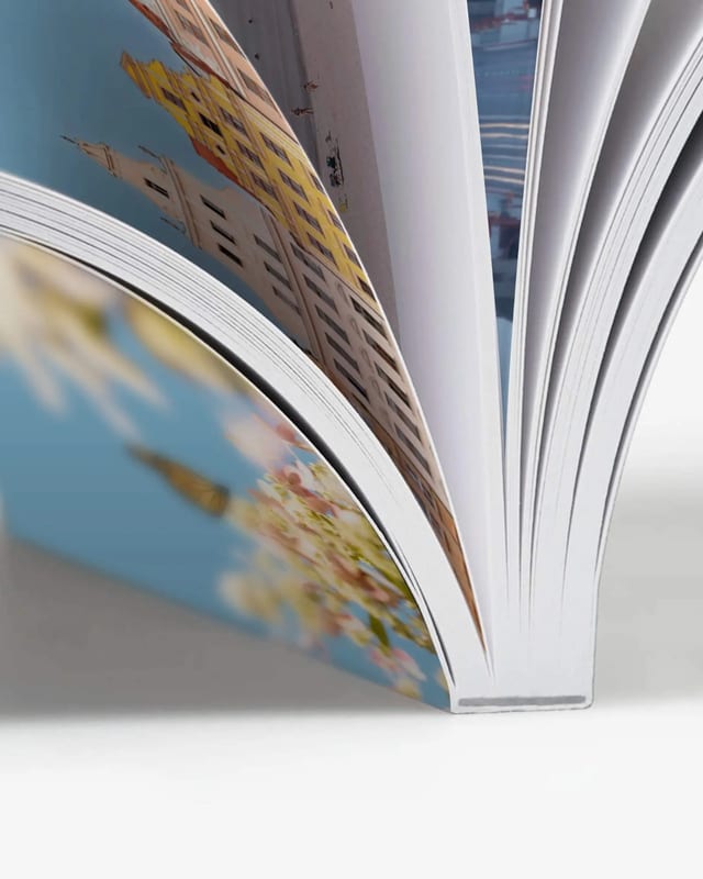 Aufgeschlagenes Softcover-Buch